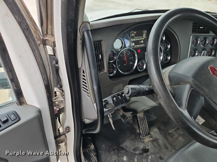 image for item EO4875 2015 Kenworth T880 semi truck