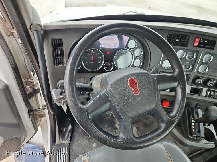 image for item EO4875 2015 Kenworth T880 semi truck