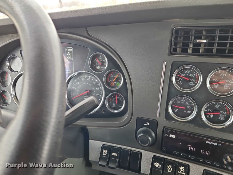 image for item EO4875 2015 Kenworth T880 semi truck