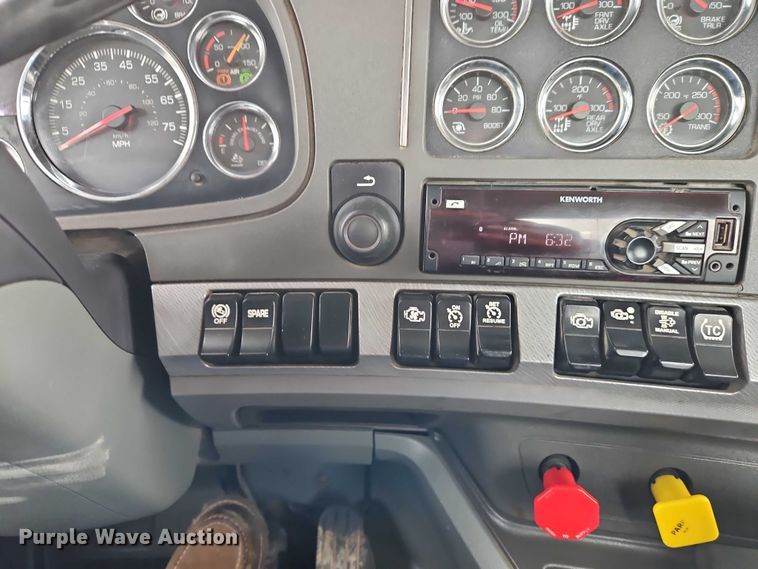 image for item EO4875 2015 Kenworth T880 semi truck