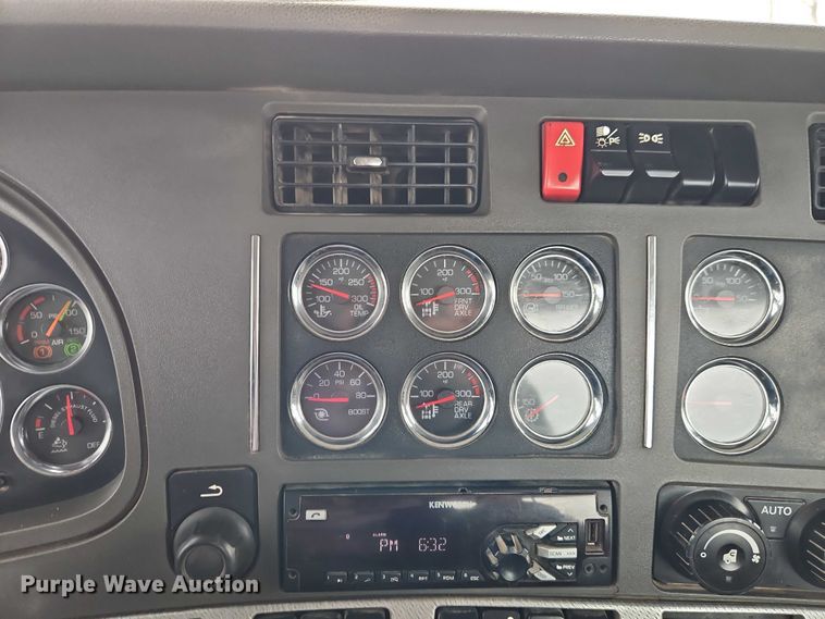 image for item EO4875 2015 Kenworth T880 semi truck