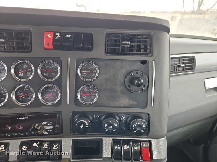 image for item EO4875 2015 Kenworth T880 semi truck