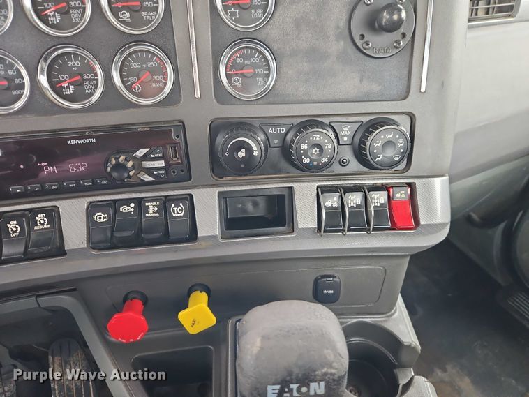 image for item EO4875 2015 Kenworth T880 semi truck