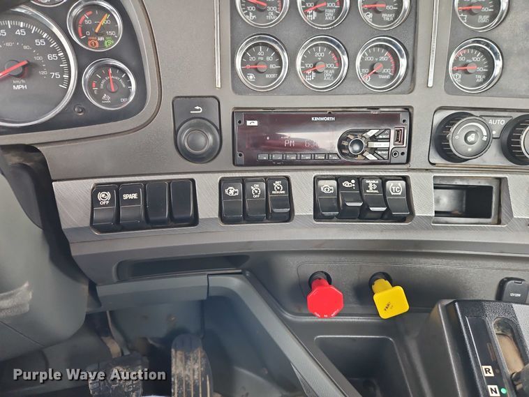 image for item EO4875 2015 Kenworth T880 semi truck