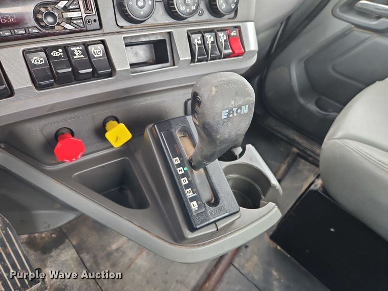 image for item EO4875 2015 Kenworth T880 semi truck