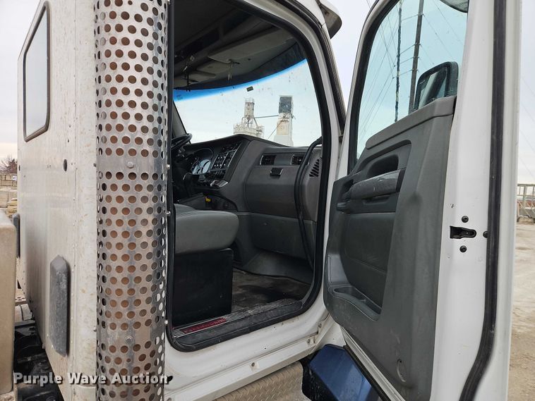 image for item EO4875 2015 Kenworth T880 semi truck