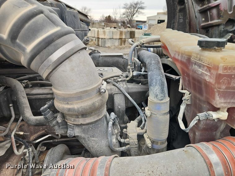 image for item EO4875 2015 Kenworth T880 semi truck