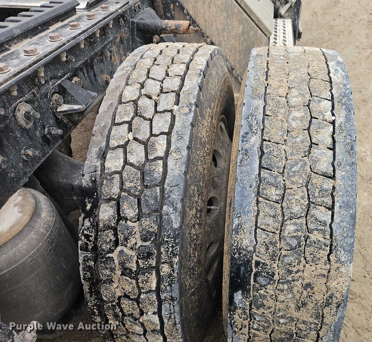 image for item EO4875 2015 Kenworth T880 semi truck