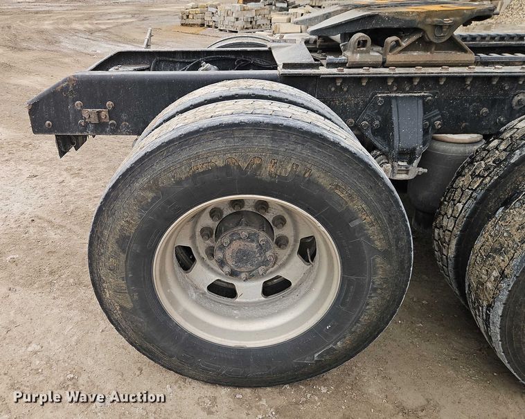 image for item EO4875 2015 Kenworth T880 semi truck