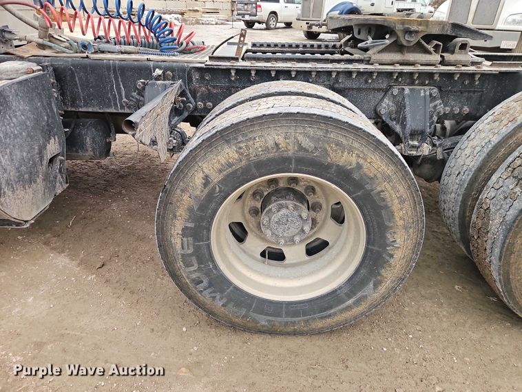 image for item EO4875 2015 Kenworth T880 semi truck