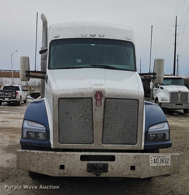 image for item EO4876 2016 Kenworth T880 semi truck