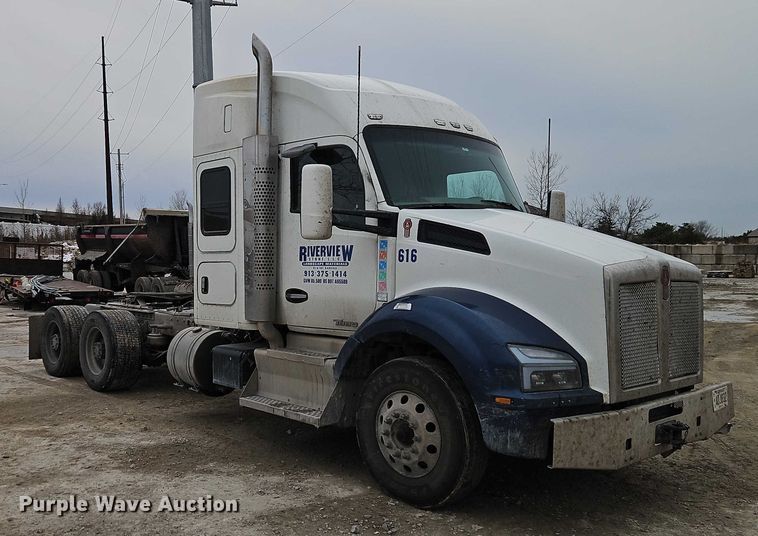 image for item EO4876 2016 Kenworth T880 semi truck
