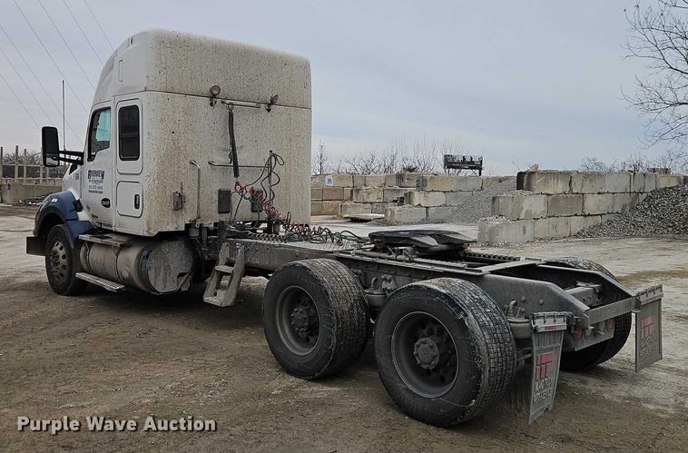 image for item EO4876 2016 Kenworth T880 semi truck