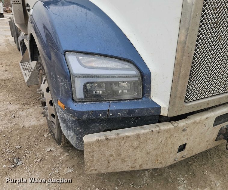 image for item EO4876 2016 Kenworth T880 semi truck