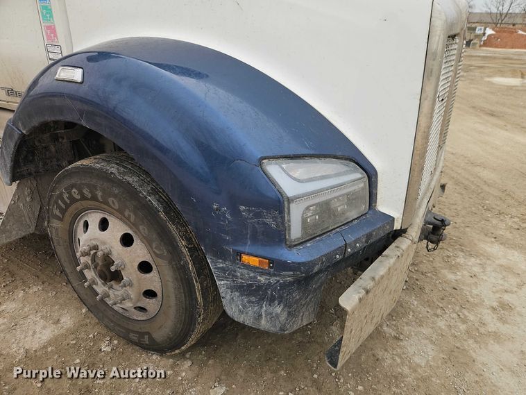 image for item EO4876 2016 Kenworth T880 semi truck