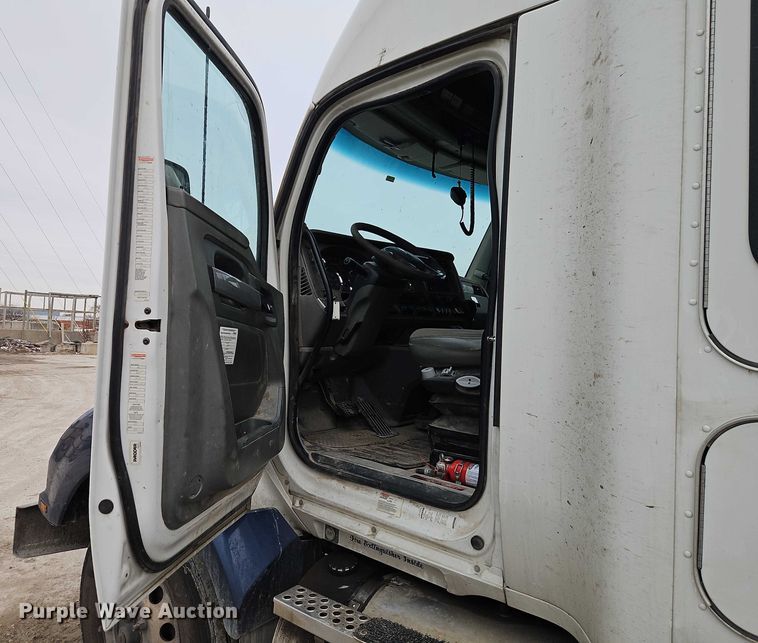 image for item EO4876 2016 Kenworth T880 semi truck