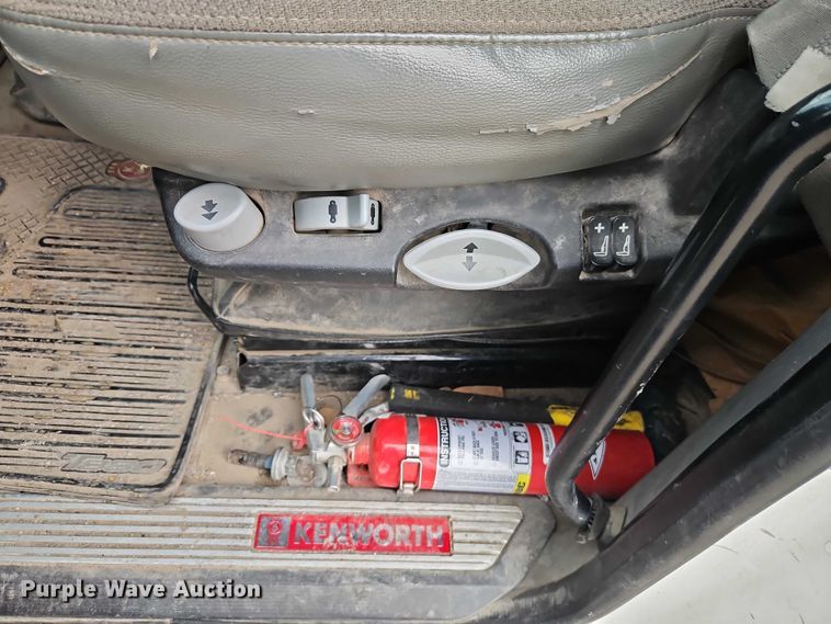 image for item EO4876 2016 Kenworth T880 semi truck