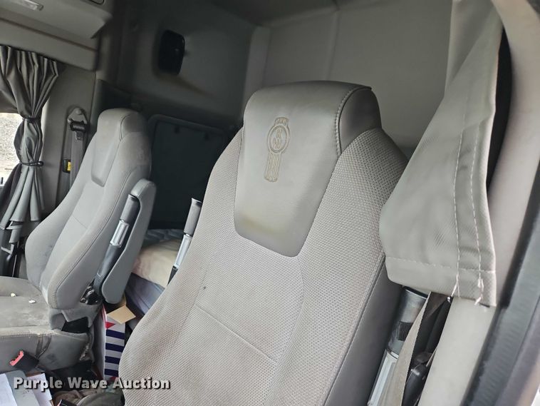 image for item EO4876 2016 Kenworth T880 semi truck