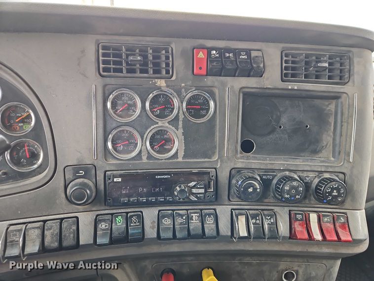 image for item EO4876 2016 Kenworth T880 semi truck