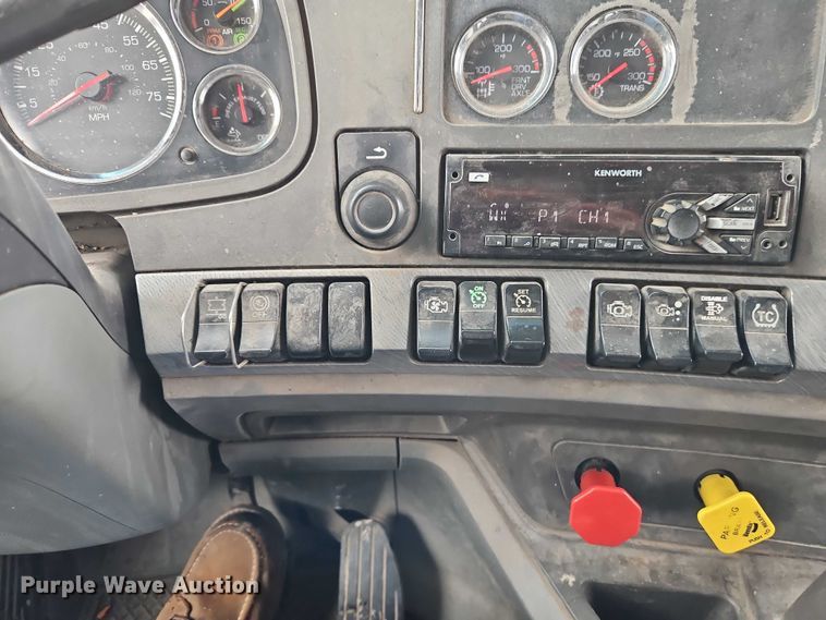 image for item EO4876 2016 Kenworth T880 semi truck