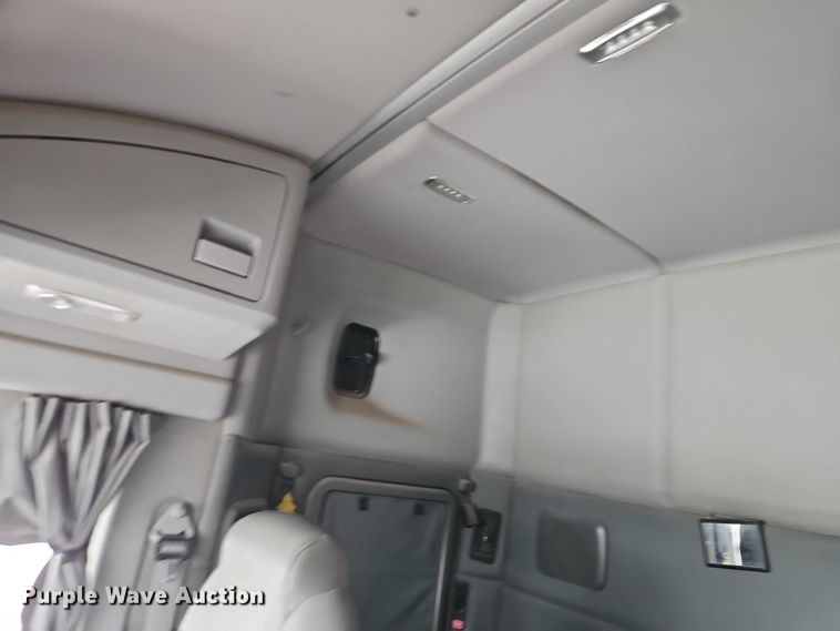 image for item EO4876 2016 Kenworth T880 semi truck