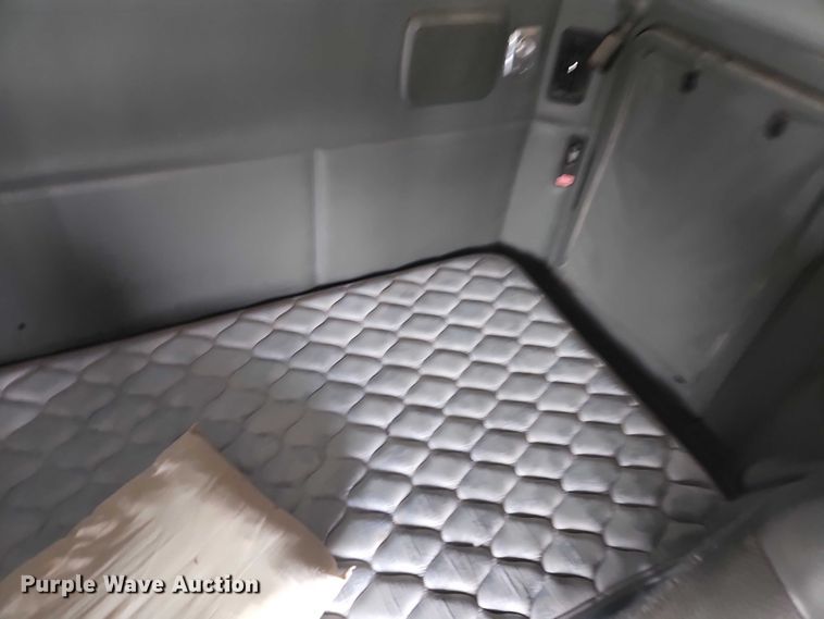 image for item EO4876 2016 Kenworth T880 semi truck