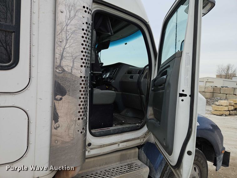 image for item EO4876 2016 Kenworth T880 semi truck