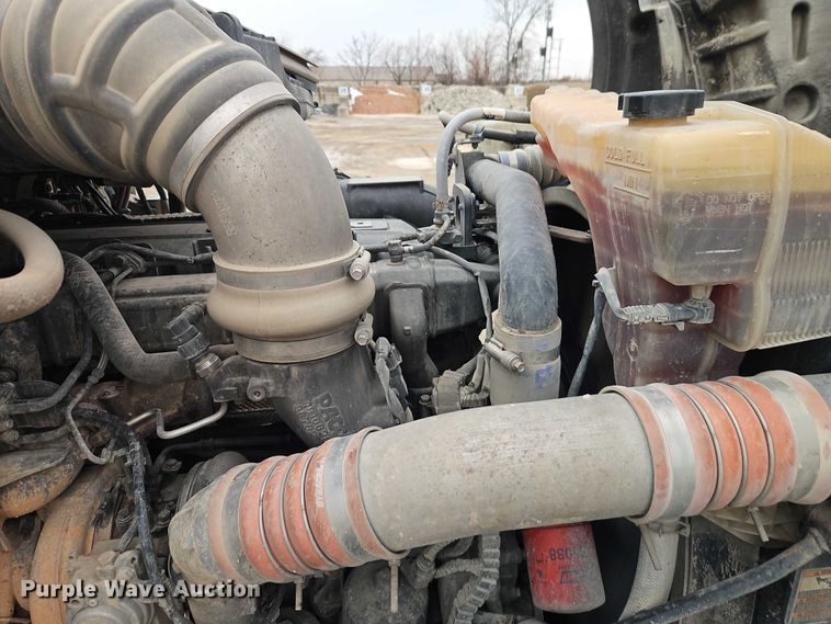 image for item EO4876 2016 Kenworth T880 semi truck