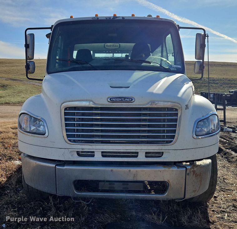 image for item EO4878 2007 Freightliner Business Class M2 truck cab and chassis