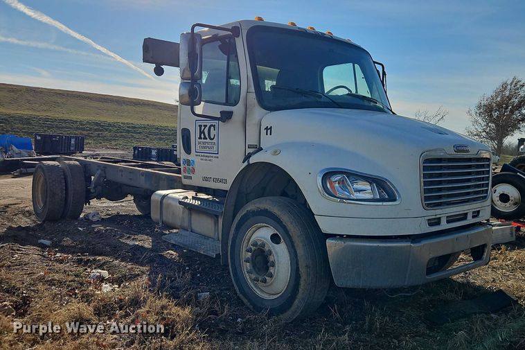 image for item EO4878 2007 Freightliner Business Class M2 truck cab and chassis