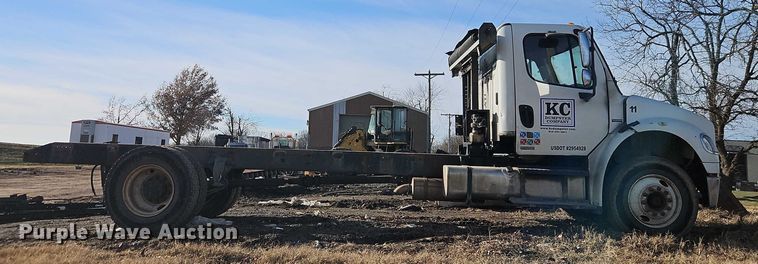 image for item EO4878 2007 Freightliner Business Class M2 truck cab and chassis