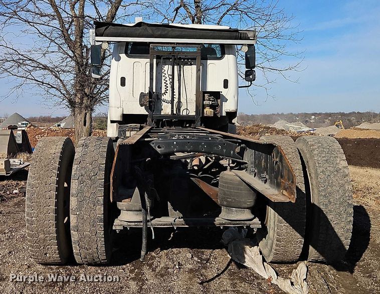 image for item EO4878 2007 Freightliner Business Class M2 truck cab and chassis