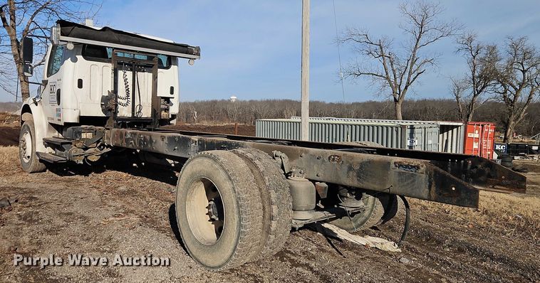 image for item EO4878 2007 Freightliner Business Class M2 truck cab and chassis