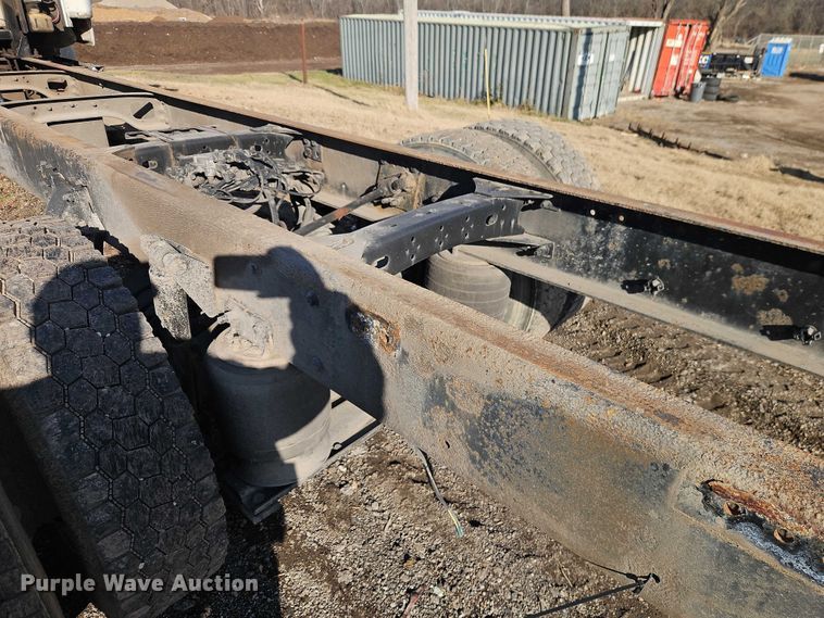 image for item EO4878 2007 Freightliner Business Class M2 truck cab and chassis