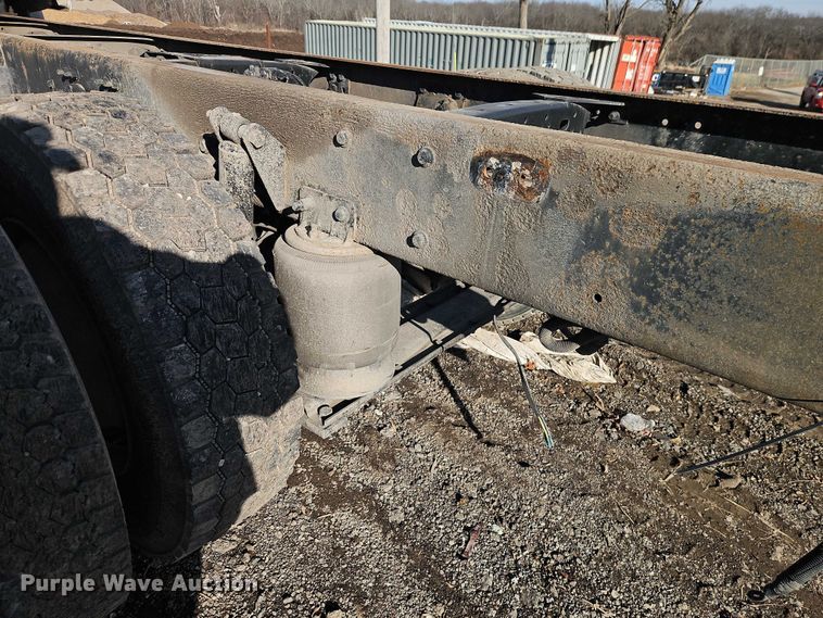 image for item EO4878 2007 Freightliner Business Class M2 truck cab and chassis