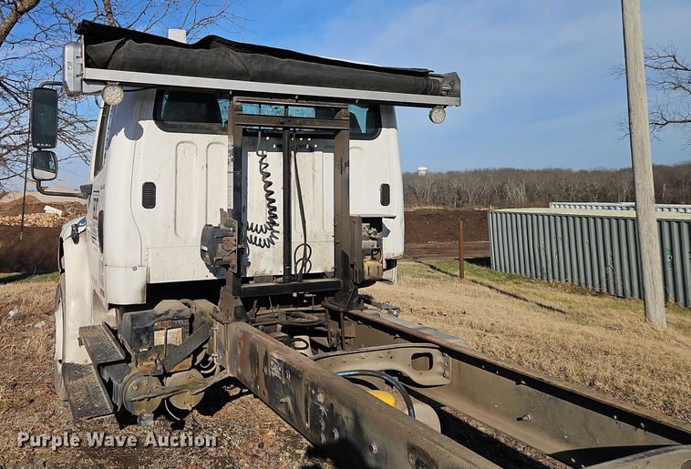 image for item EO4878 2007 Freightliner Business Class M2 truck cab and chassis