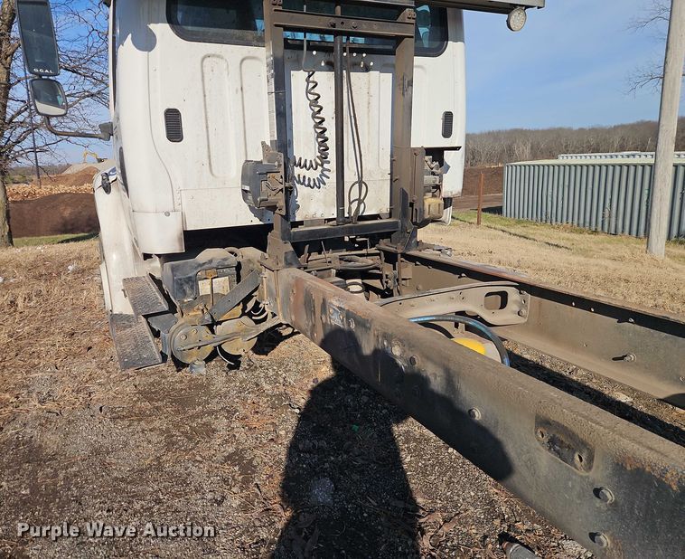 image for item EO4878 2007 Freightliner Business Class M2 truck cab and chassis