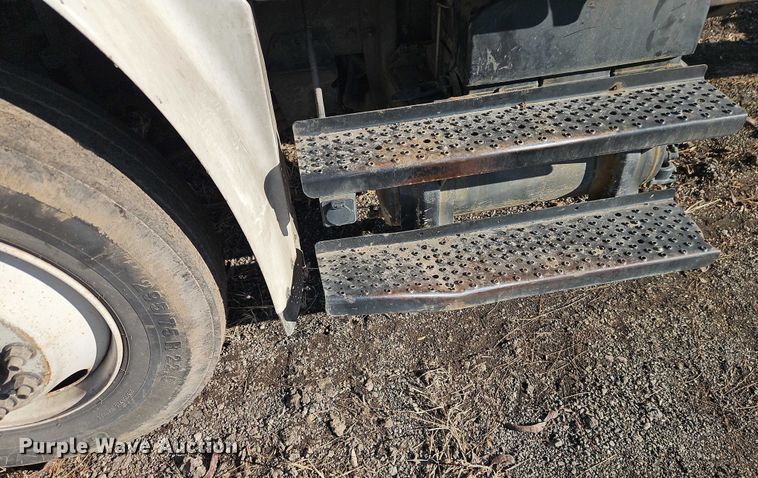 image for item EO4878 2007 Freightliner Business Class M2 truck cab and chassis