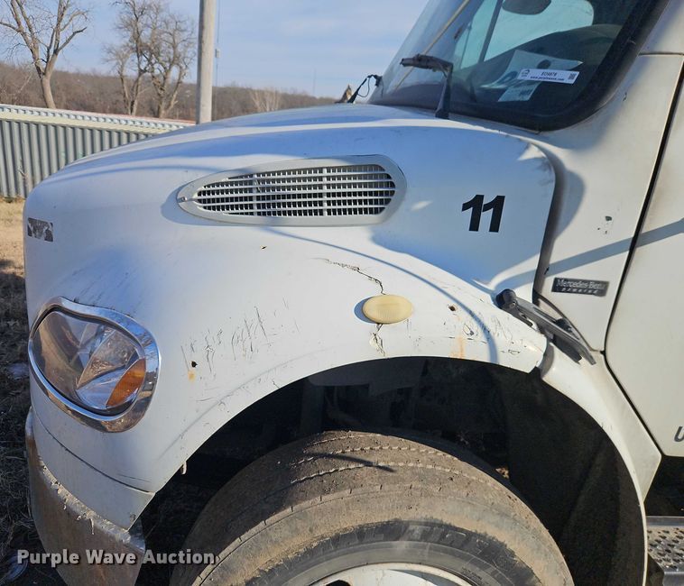 image for item EO4878 2007 Freightliner Business Class M2 truck cab and chassis