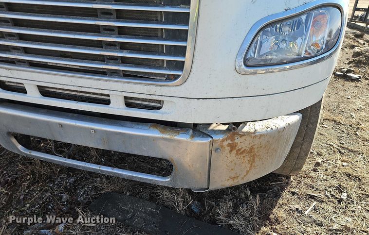 image for item EO4878 2007 Freightliner Business Class M2 truck cab and chassis