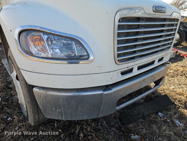 image for item EO4878 2007 Freightliner Business Class M2 truck cab and chassis