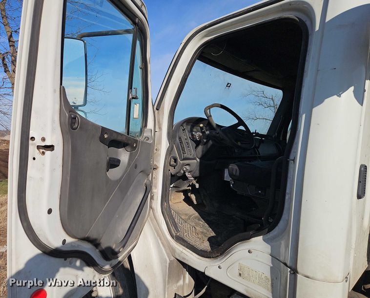 image for item EO4878 2007 Freightliner Business Class M2 truck cab and chassis