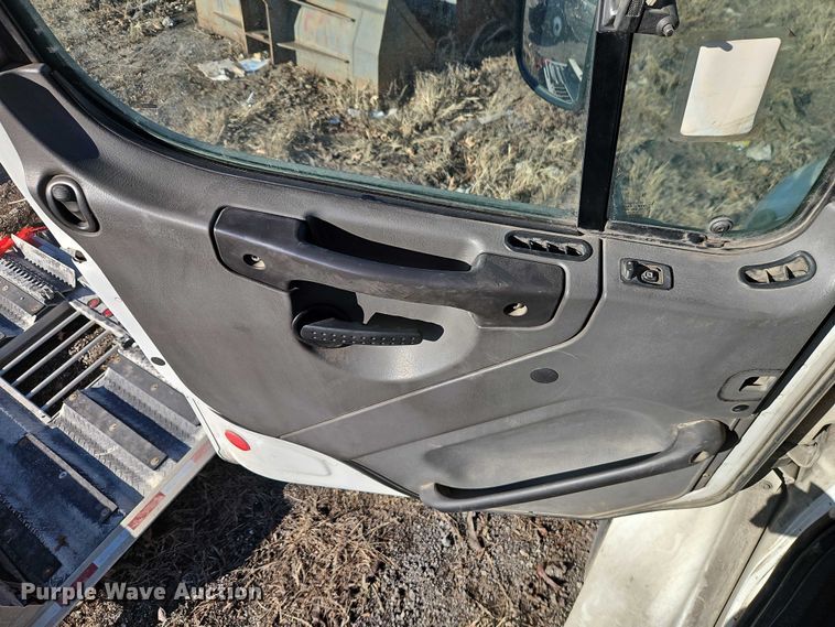 image for item EO4878 2007 Freightliner Business Class M2 truck cab and chassis