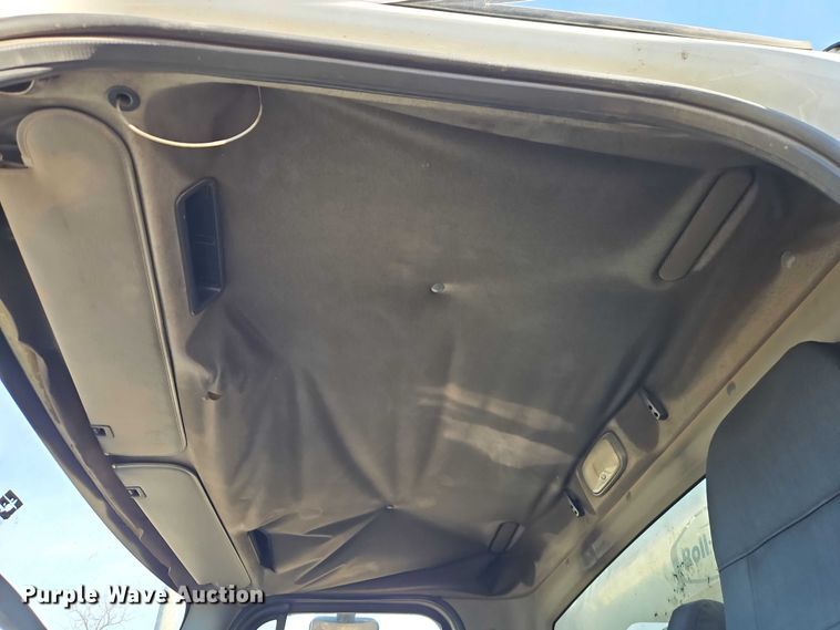 image for item EO4878 2007 Freightliner Business Class M2 truck cab and chassis