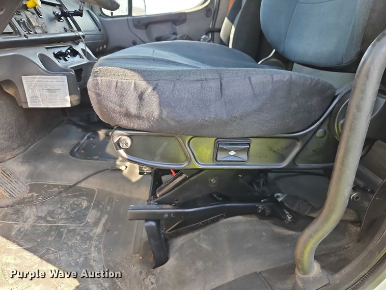 image for item EO4878 2007 Freightliner Business Class M2 truck cab and chassis