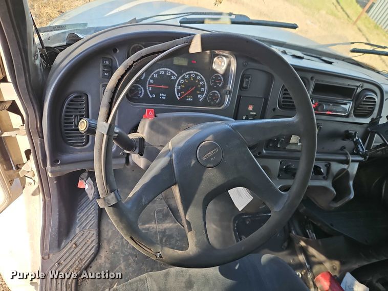 image for item EO4878 2007 Freightliner Business Class M2 truck cab and chassis