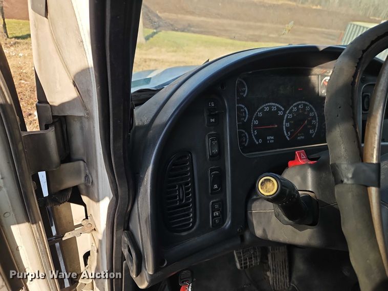 image for item EO4878 2007 Freightliner Business Class M2 truck cab and chassis