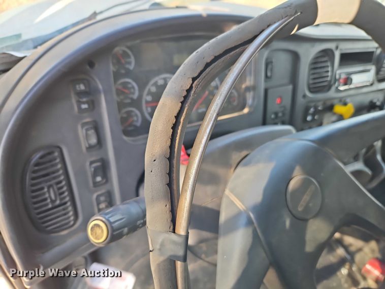 image for item EO4878 2007 Freightliner Business Class M2 truck cab and chassis