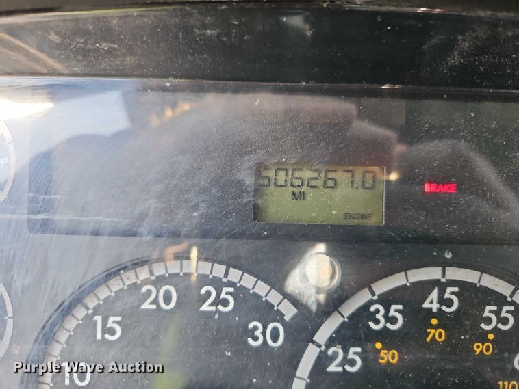 image for item EO4878 2007 Freightliner Business Class M2 truck cab and chassis