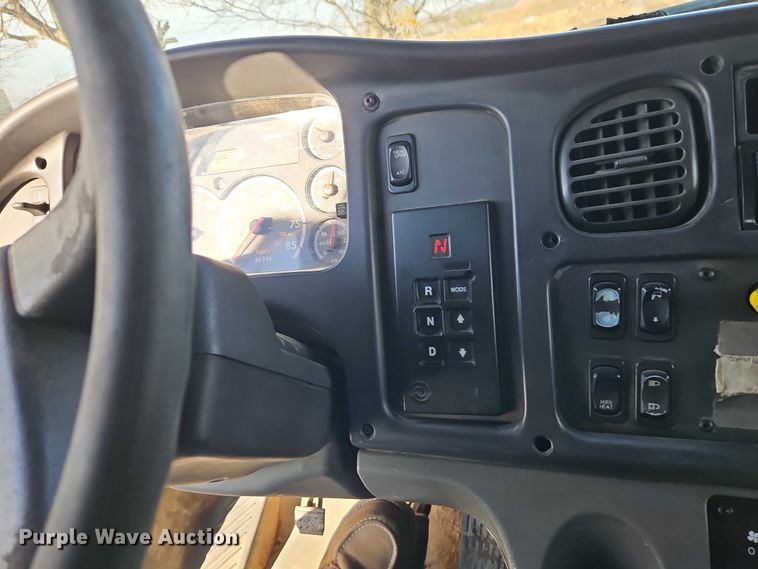 image for item EO4878 2007 Freightliner Business Class M2 truck cab and chassis